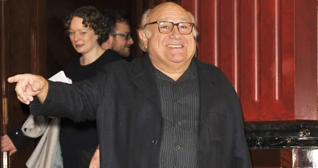 Danny DeVito se kroz navijače probijao na Stamford Bridge