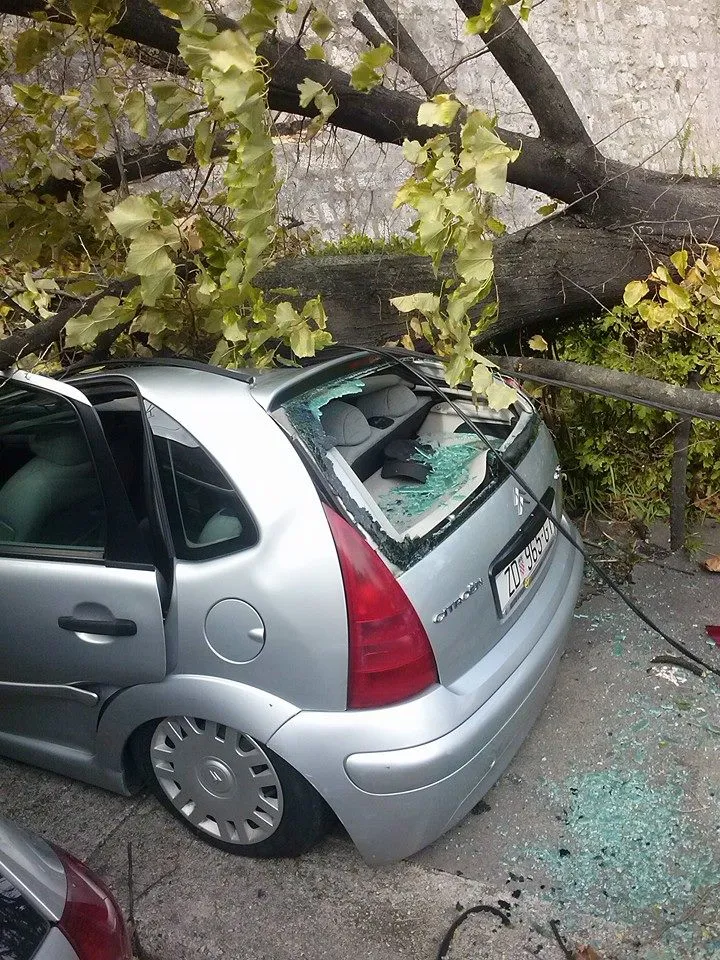 FOTOGALERIJA – Evo što je od zadarskih automobila napravila olujna bura!