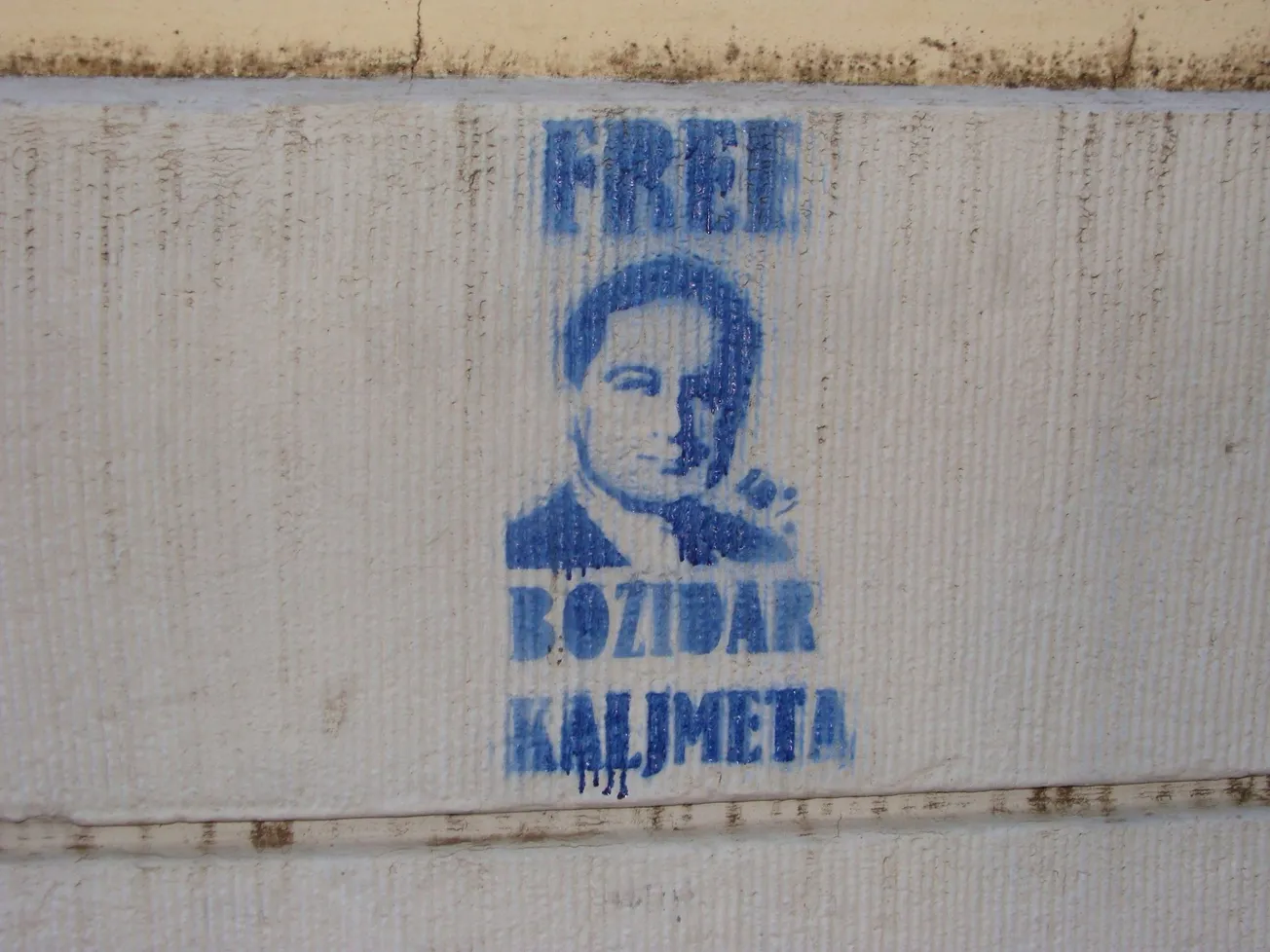 Zadar preplavili grafiti “FREE BOŽIDAR KALJMETA 10%”