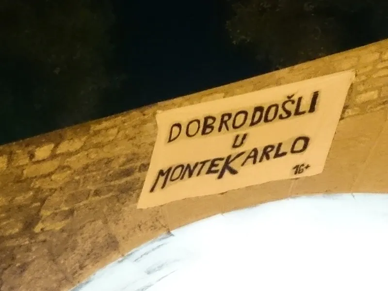 FOTO – U Zadru osvanuo transparent ‘Dobro došli u Monte Karlo’