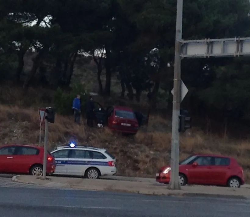 Bježeći od policije automobilom zasjeo na brdo