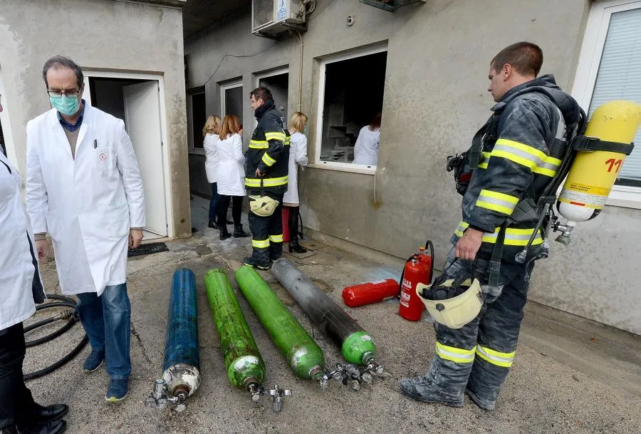 DRAMA NA KOLOVARIMA Vatrogasci na vrijeme iznijeli boce s kisikom