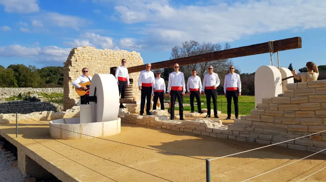 POGLEDAJTE VIDEO SPOT: Basket klapa Otoka Ugljana predstavila pjesmu ‘Ona neće čuti’