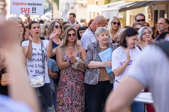 Antivakseri održali prosvjedni skup na Trgu, spominjali sotonske ritualne