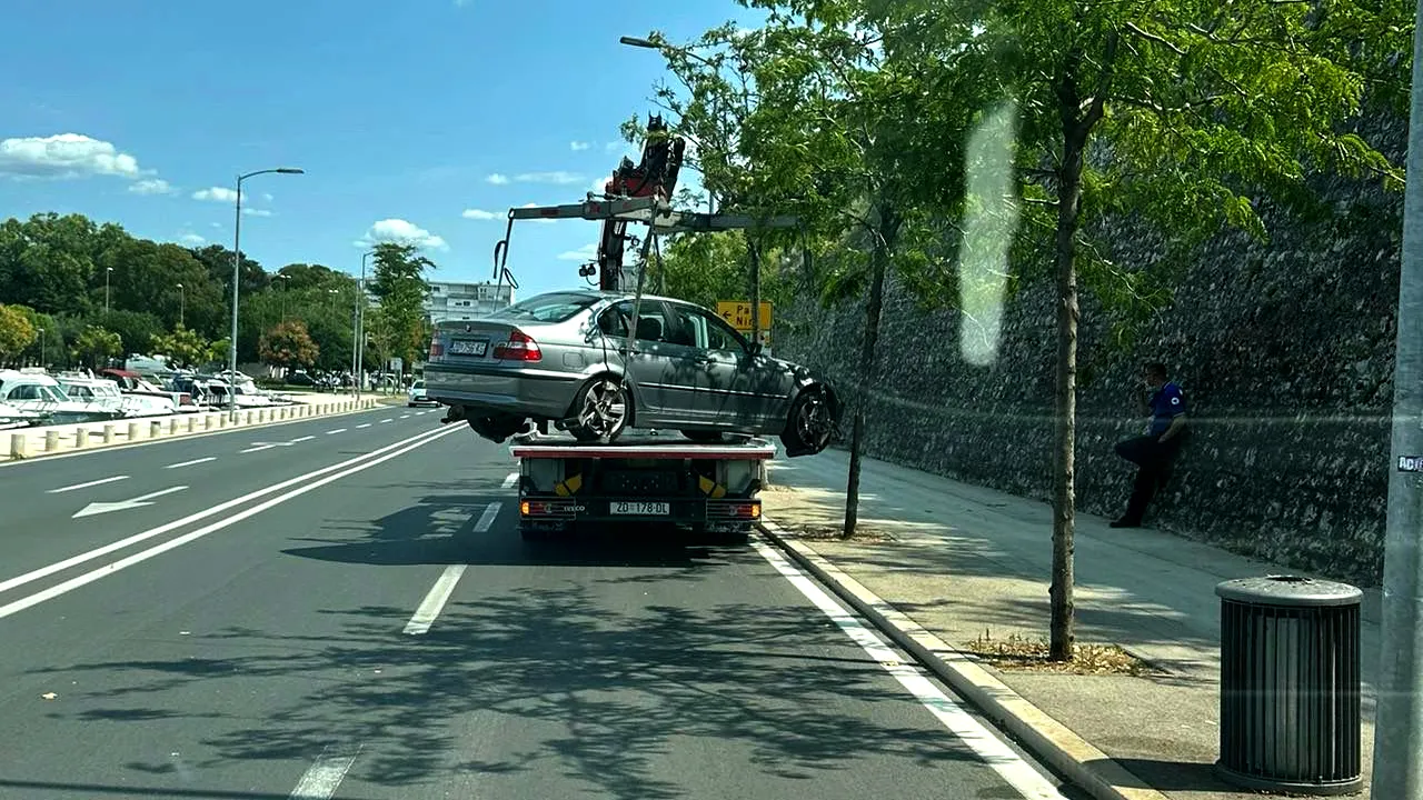 “Pauk” gradske tvrtke Obala i lučice pogodio u stablo s BMW-om kojega je prevozio